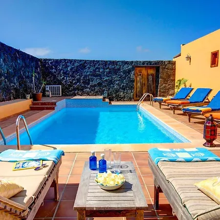 Sleeps 6 Pool Wifi Willa