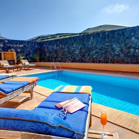 Sleeps 6 Pool Wifi Willa Tinajo