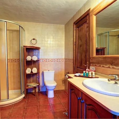 Sleeps 6 Pool Wifi Willa