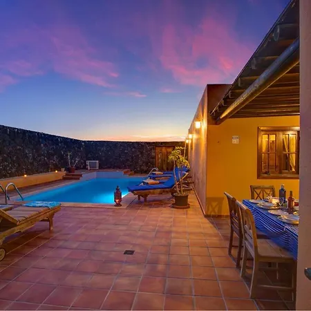 Sleeps 6 Pool Wifi Willa