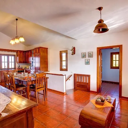 Sleeps 6 Pool Wifi Willa *