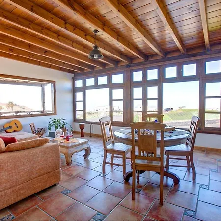 Sleeps 6 Pool Wifi Willa Tinajo