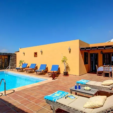 Sleeps 6 Pool Wifi Willa Tinajo